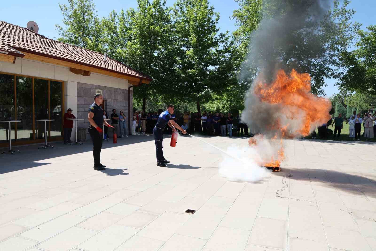 Selçuklu Belediyesi personeline uygulamalı yangın eğitimi verildi