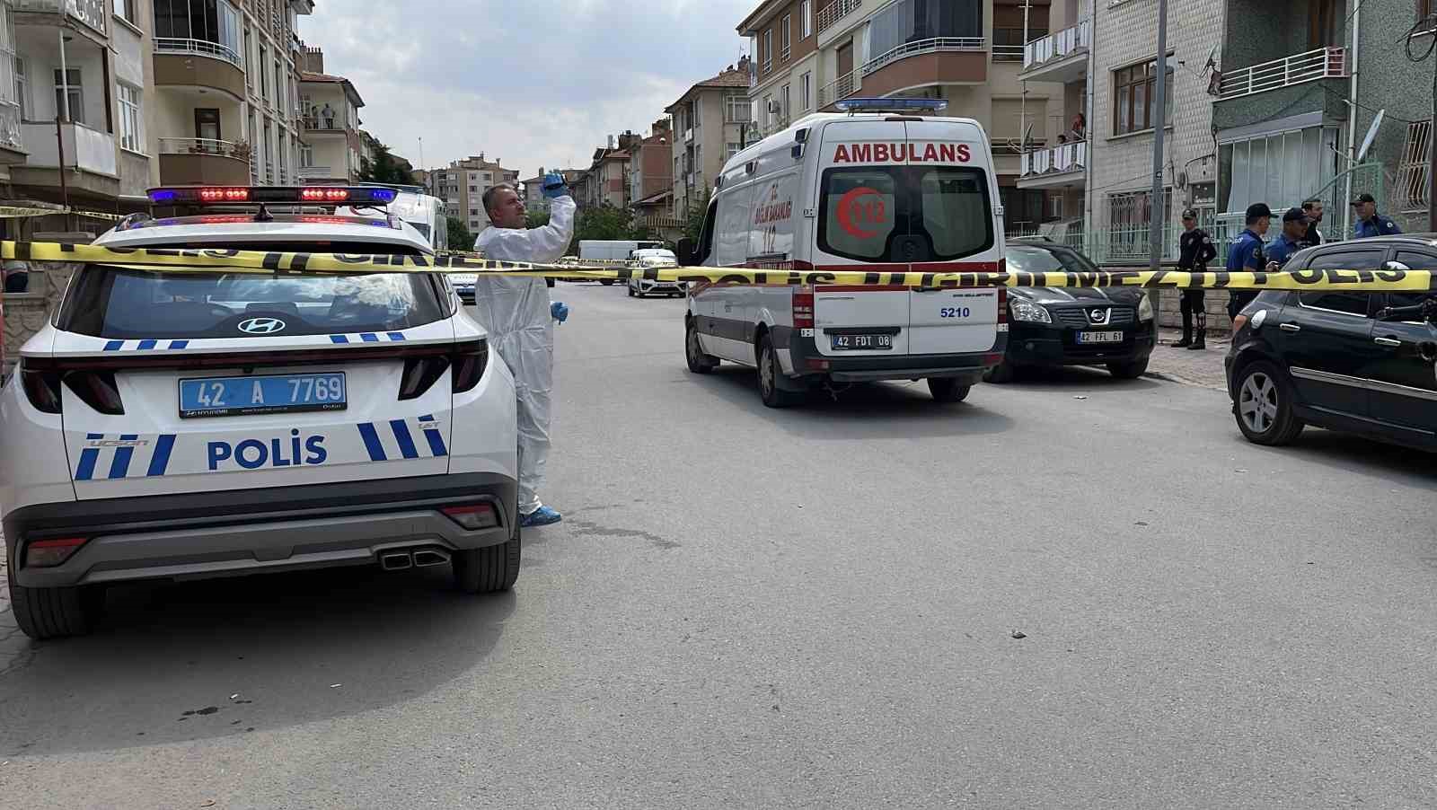 Üvey annesi ile kız kardeşinin boğazını keserek öldürdü