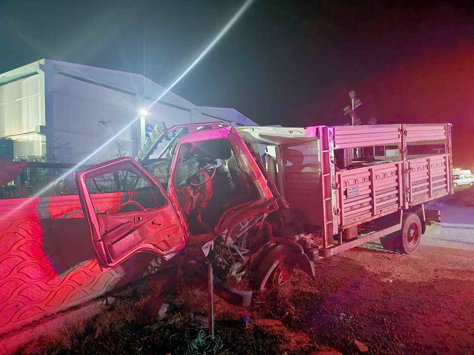 Kamyon önce traktöre sonra duvara çarptı: 1 ölü, 3 yaralı