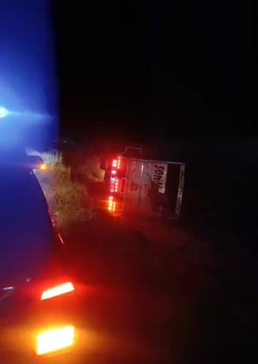 Karapınar’da kamyon şarampole devrildi: 2 yaralı