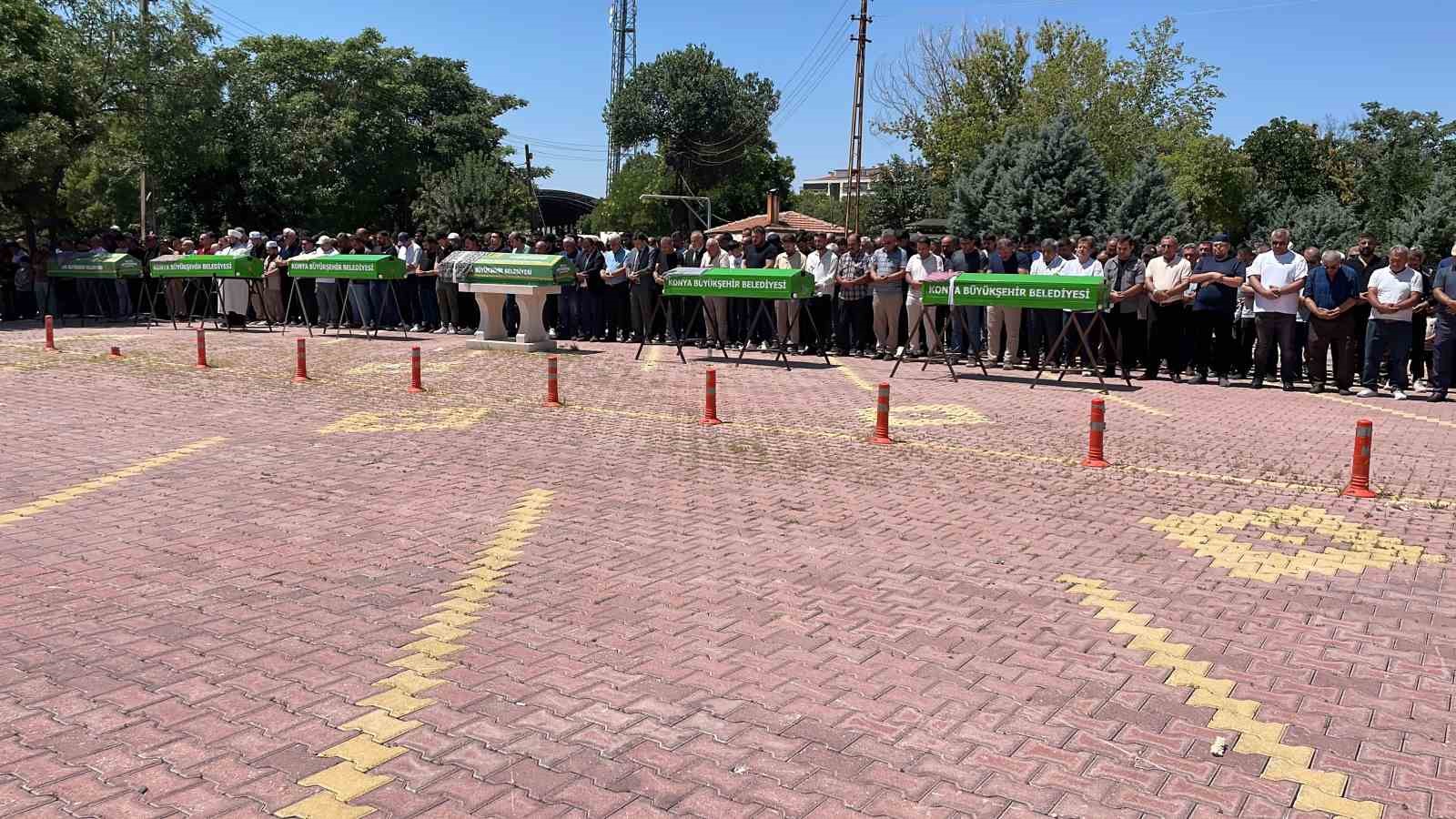 Antalya’daki feci kazada hayatını kaybeden aile son yolculuğuna uğurlandı