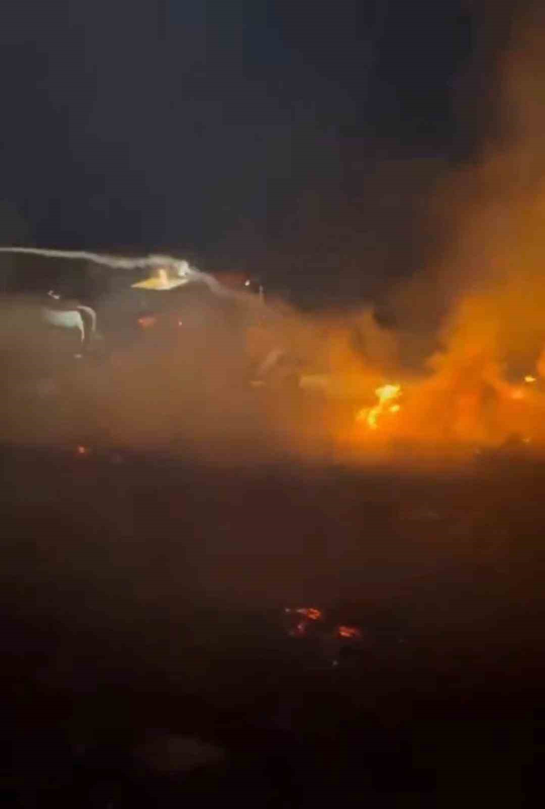 Arazideki yangın gönüllü itfaiye tankeri ile söndürüldü