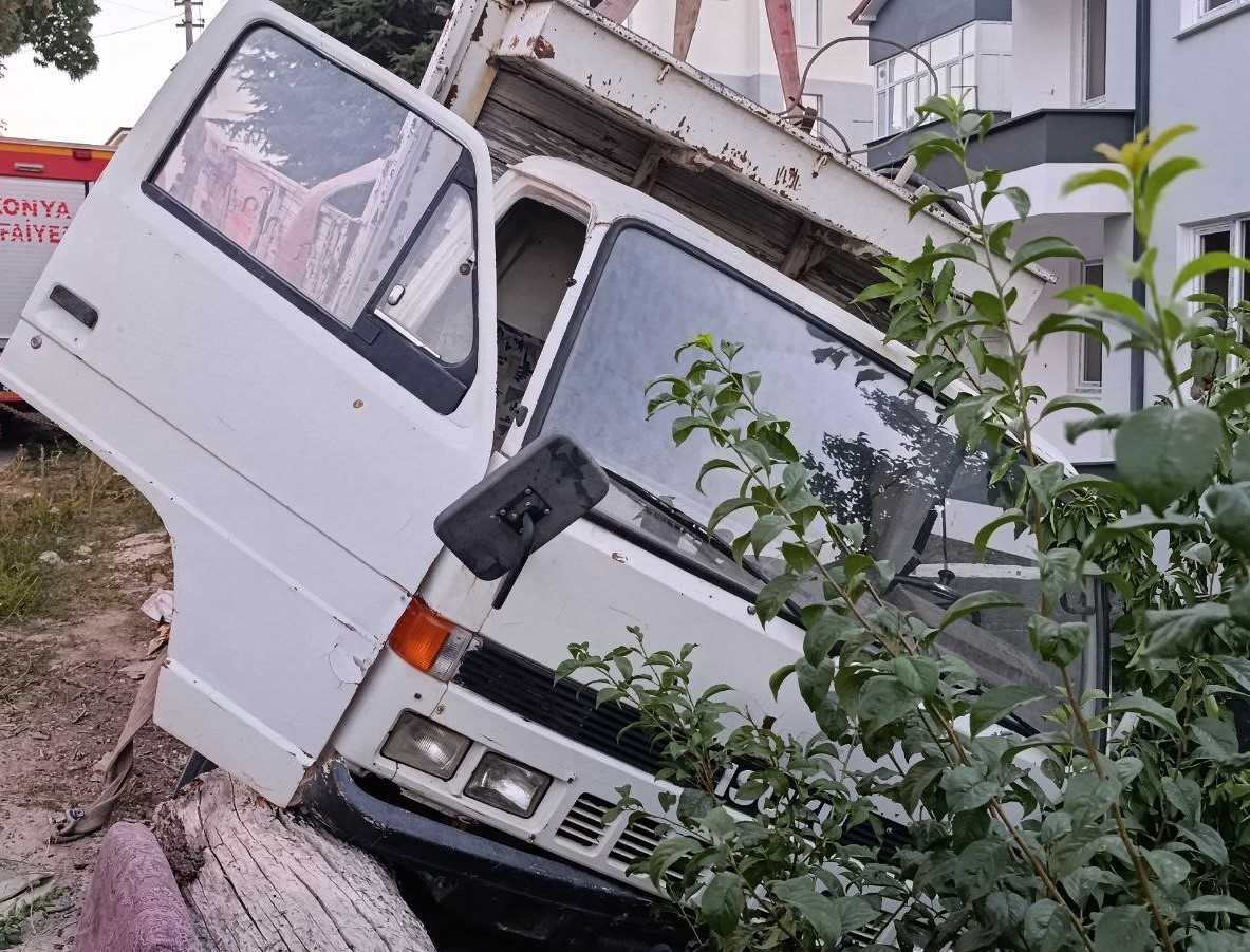 Durdurmaya çalıştığı kamyonetle korkuluk arasında sıkışan genç operasyonla kurtarıldı
