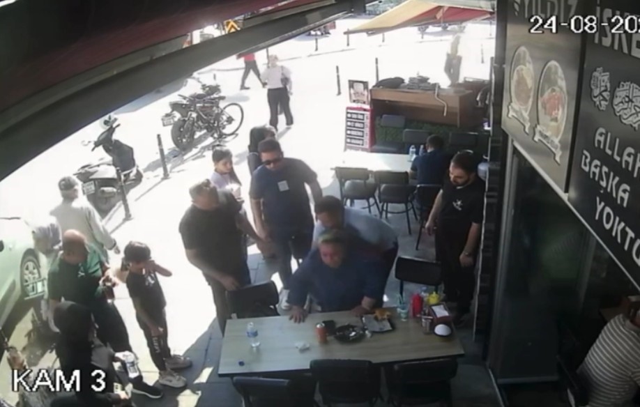 Heimlich manevrasıyla kadının hayatını kurtaran polis: "Her zaman vatandaşımızın yanındayız"