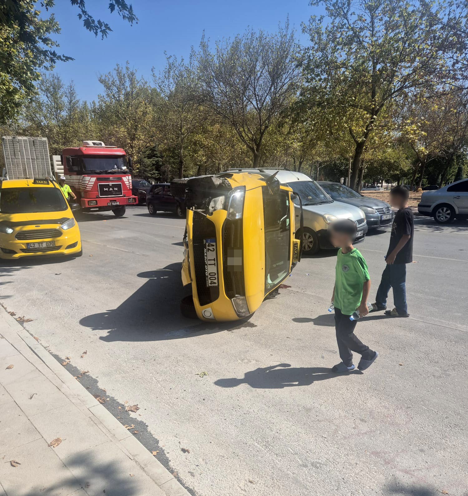 Konya’da iki araçlı kazada ticari taksi devrildi: 1 yaralı