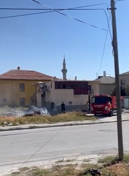 Karapınar’da iki ayrı ot yangını paniğe neden oldu