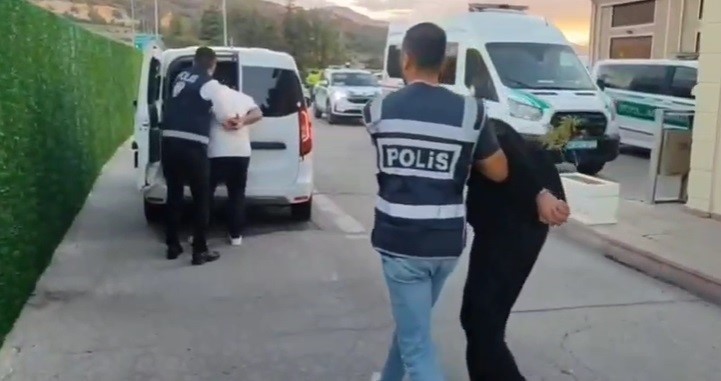 "Polis ve savcıyız" diyerek kandırdılar, altınlarla kaçarken yakalandılar