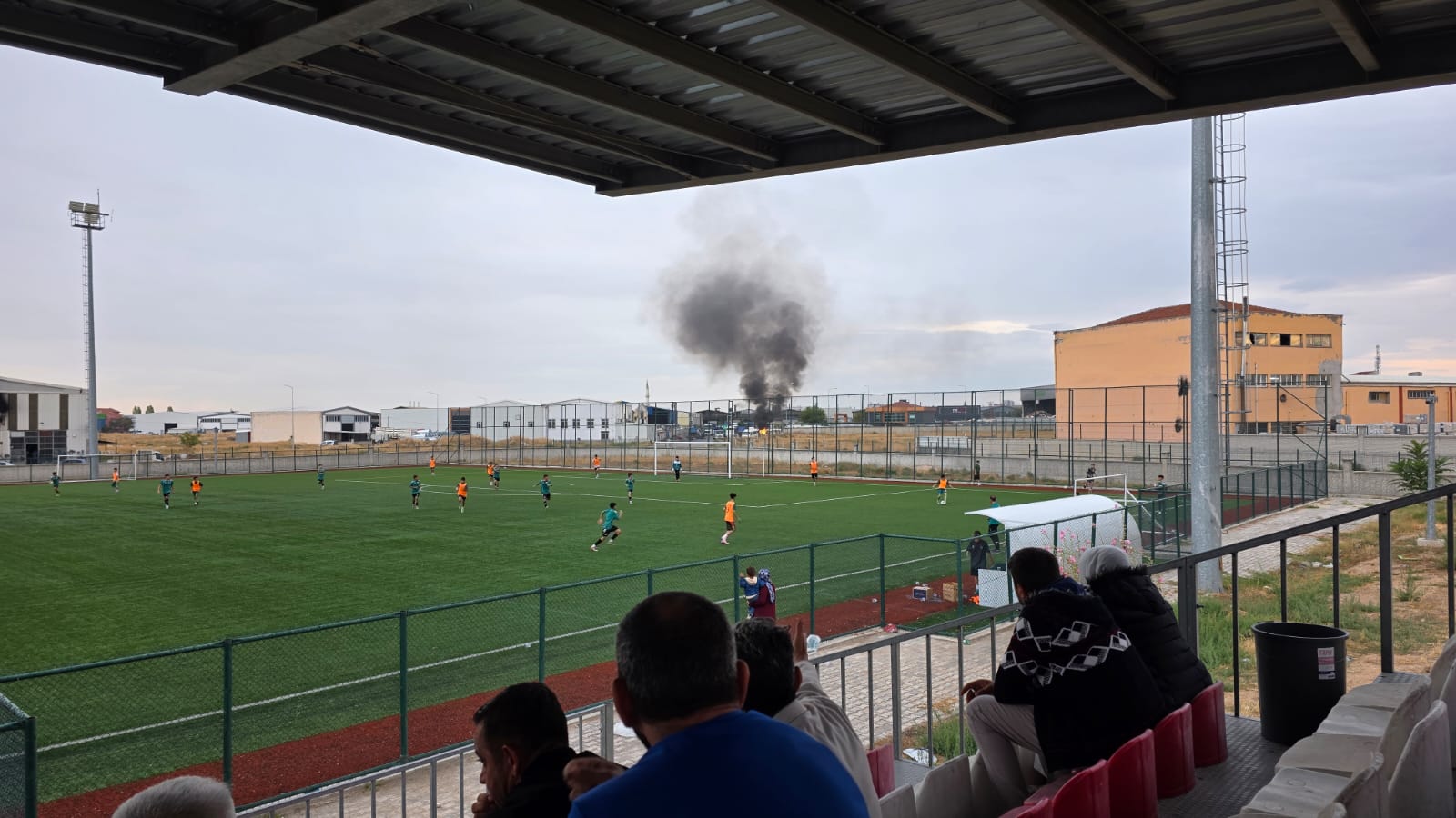 BİR TARAFTA GELECEĞİN SPORCULARI, DİĞER TARAFTA DUMAN VE ATIKLAR!