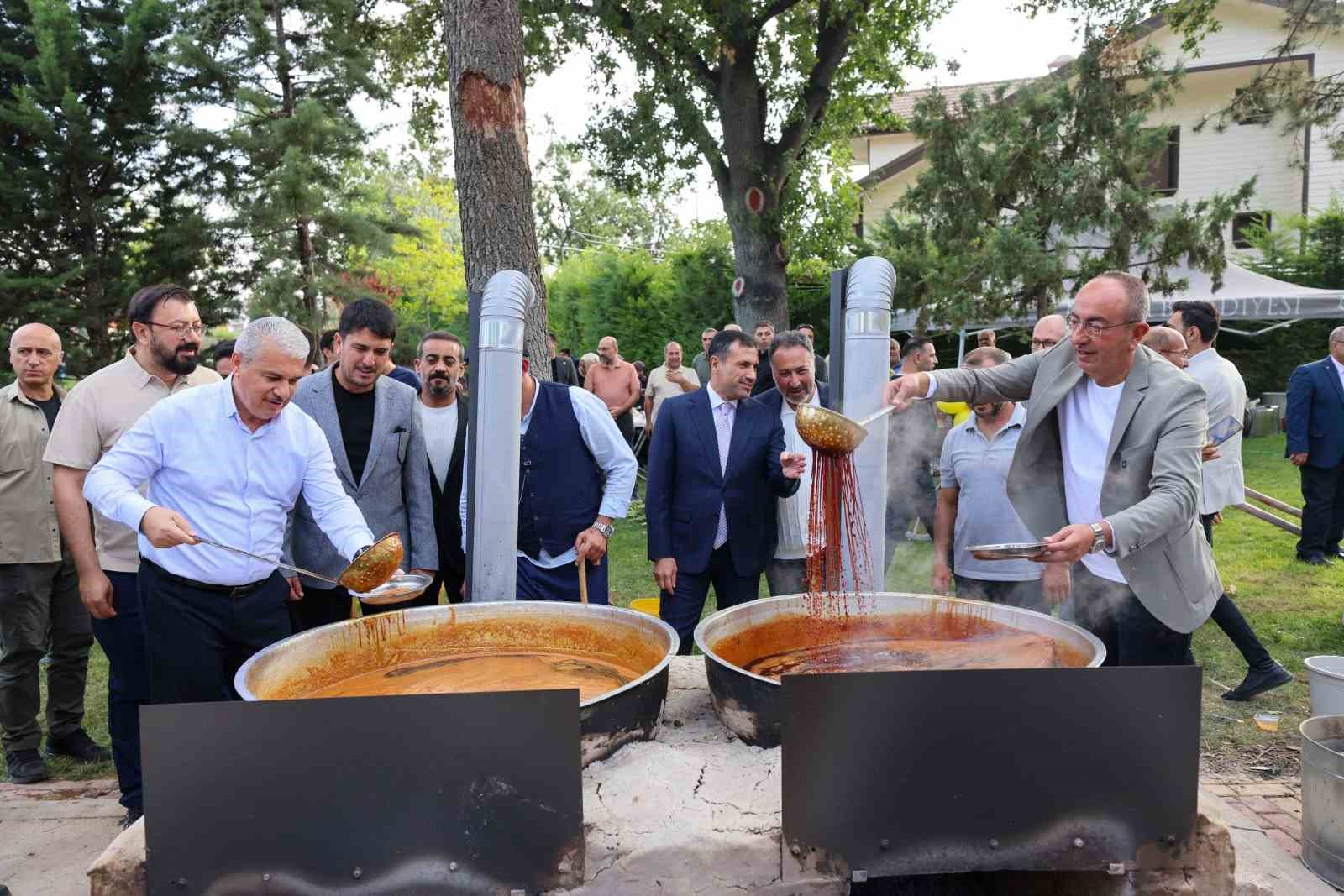 Konya Meram’da önce bağbozumu ardından pekmezler kaynatıldı