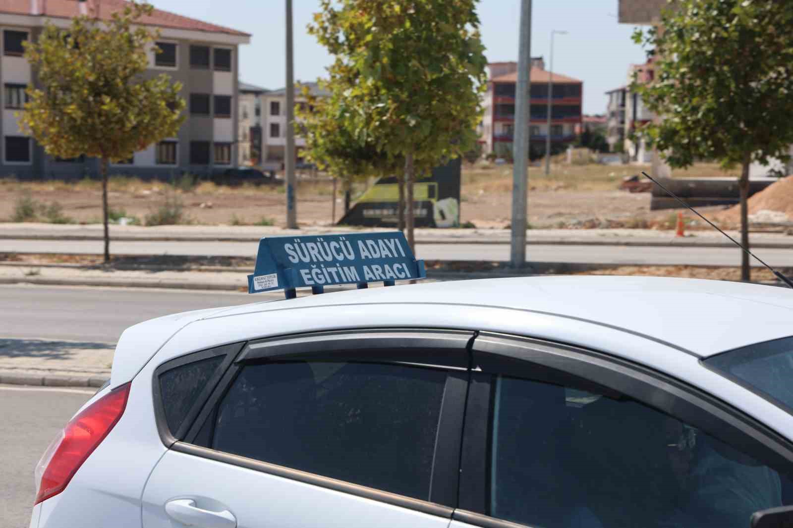 Ehliyet sınavlarında yeni dönem hazırlığı: "Amaç ezber değil, gerçek sürücülük becerisi"