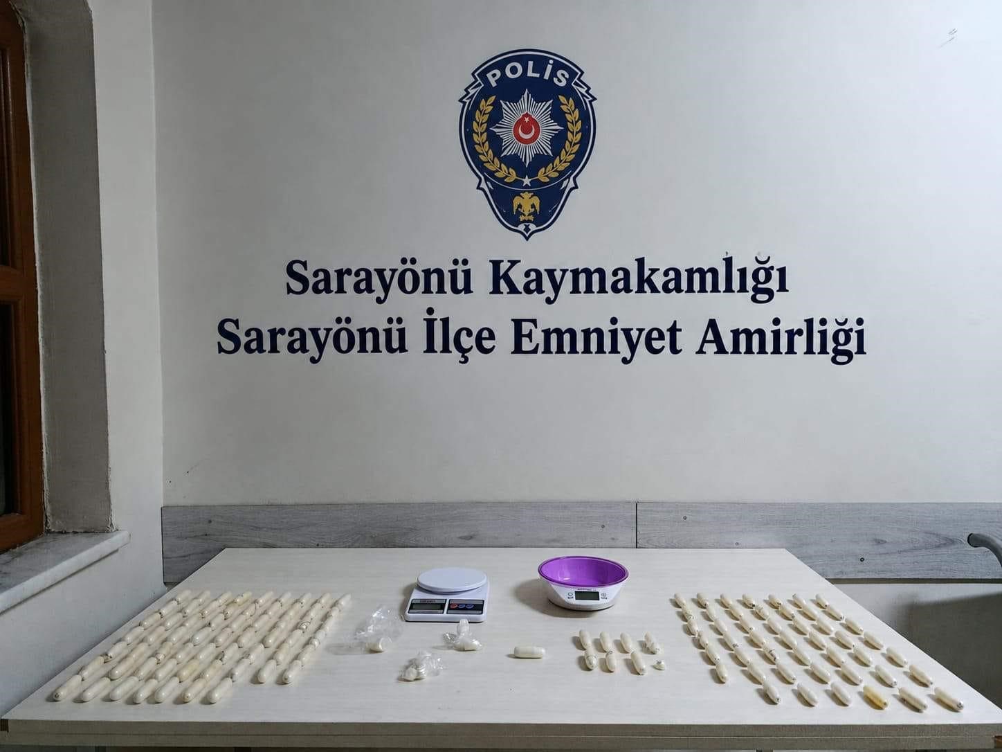 Yutarak vücutlarında getirdikleri uyuşturucular polisten kaçmadı