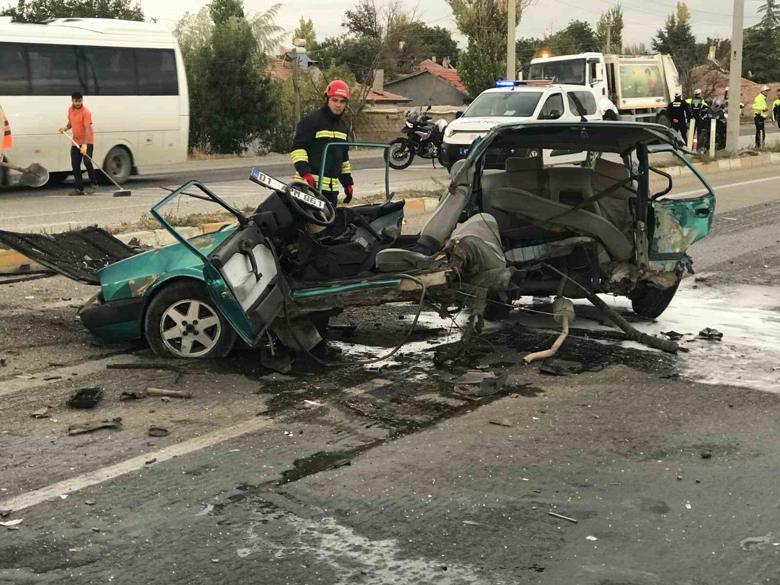 Hafif ticari aracın çarptığı Fiat Tofaş otomobil ikiye bölündü: 2 yaralı