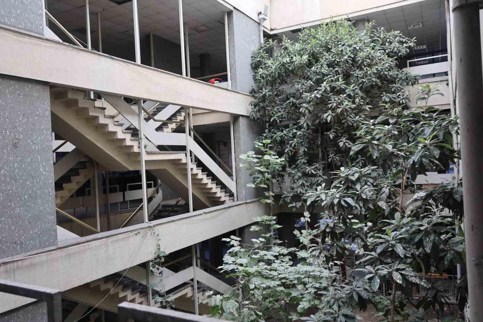 İş hanının ortasındaki ağaçlar dikkat çekiyor