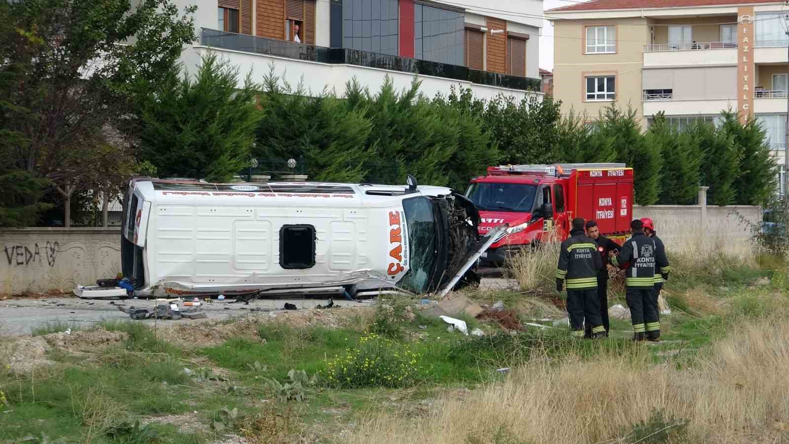 Konya’da servis minibüsü ile otomobil çarpıştı: 9 yaralı