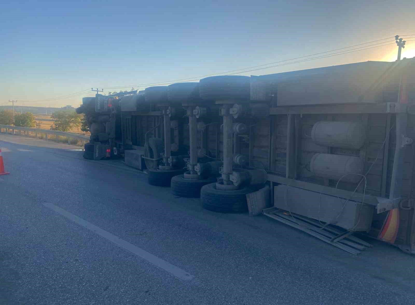 Konya’da pancar yüklü tır devrildi: 1 yaralı