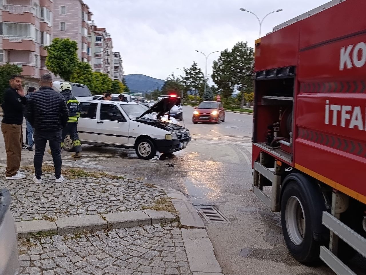 Beyşehir’de seyir halindeki otomobilde yangın paniği