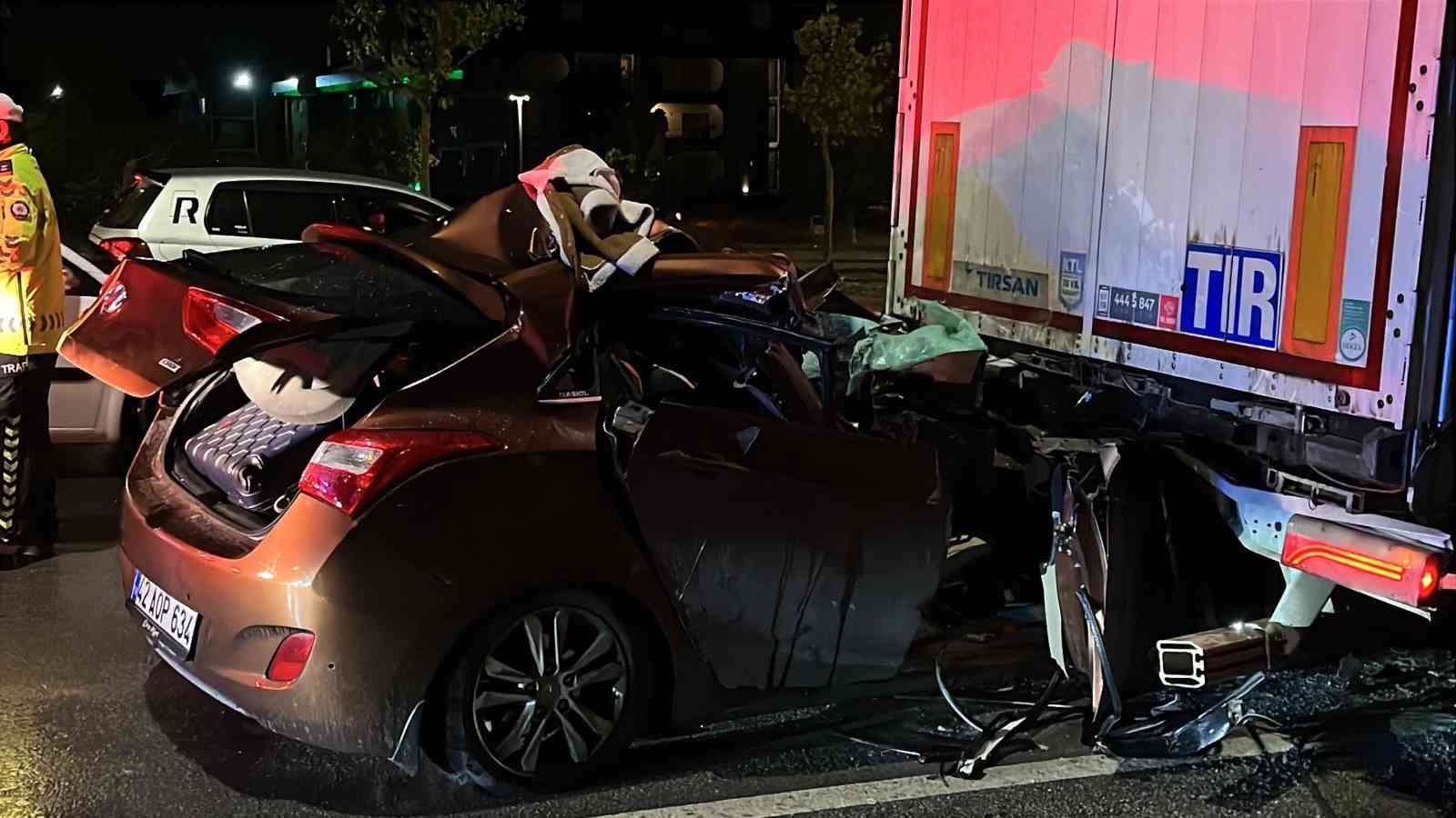 Otomobil lastiği patlayan tıra ok gibi saplandı: 2 yaralı