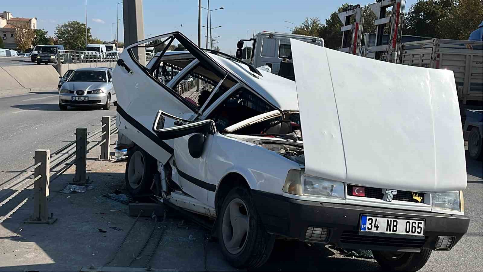 Kontrolden çıkan Tofaş refüje çarptı: 4 yaralı