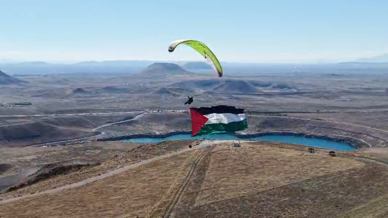 Yamaç paraşütü ile Filistin bayrağı açtı