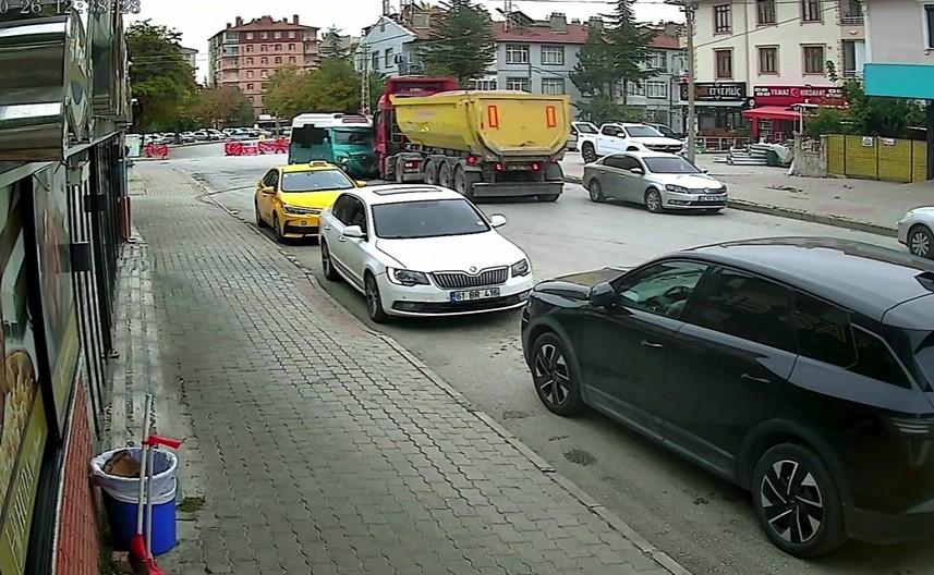 Hafriyat yüklü kamyon ile minibüs çarpıştı: 10 yaralı
