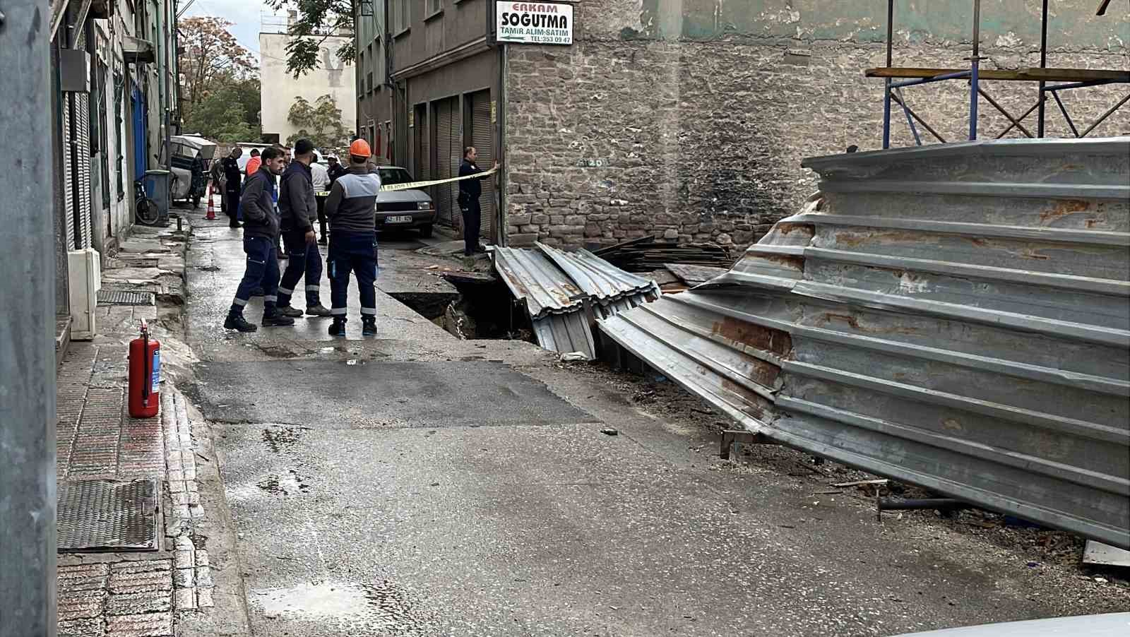 İnşaat yanında zemin çöktü doğalgaz ve su borusu patladı